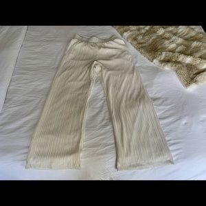 White, wide-leg, plisse plants